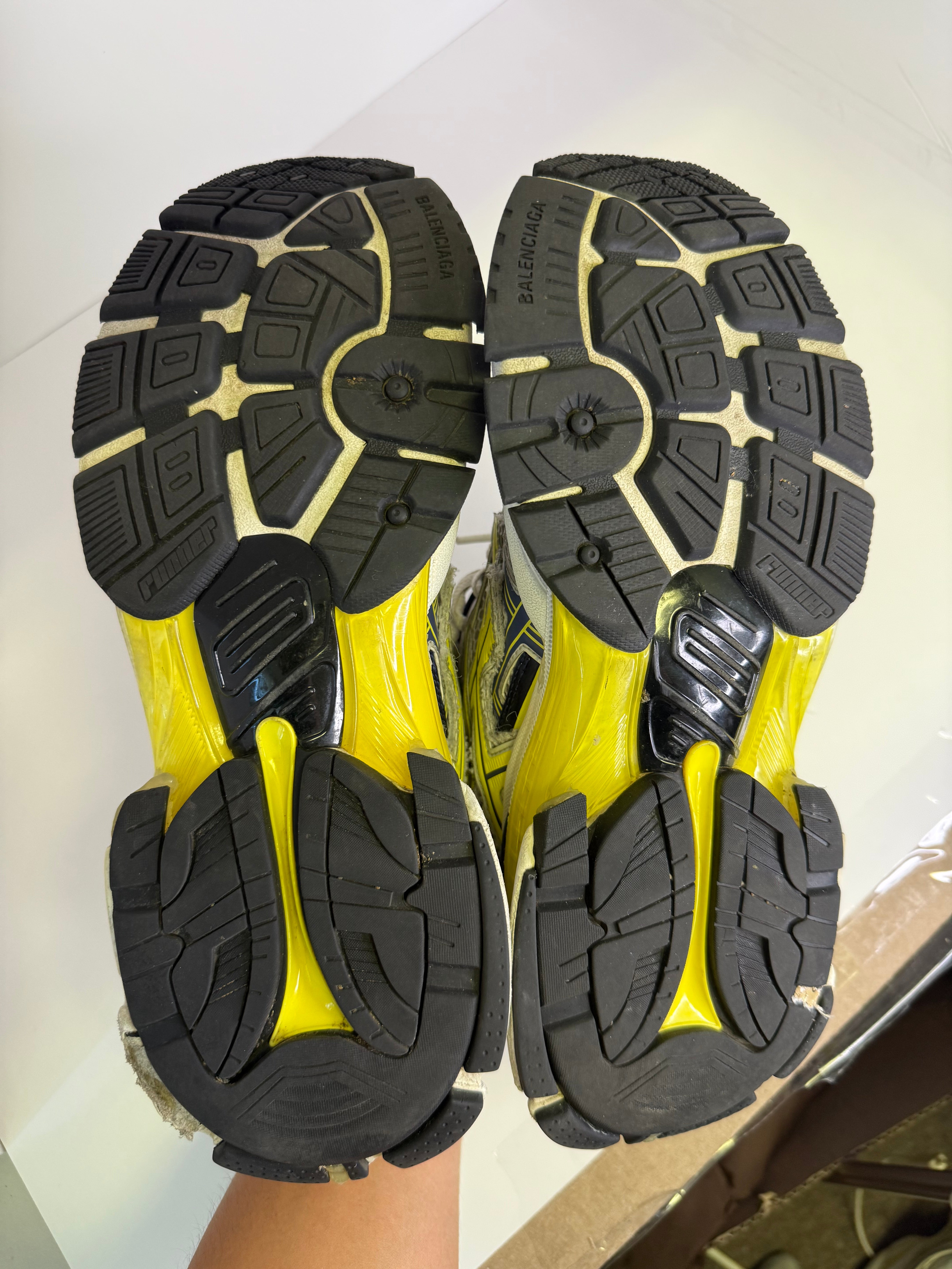 BALENCIAGA RUNNERS SIZE 41 (US 8-8.5)
