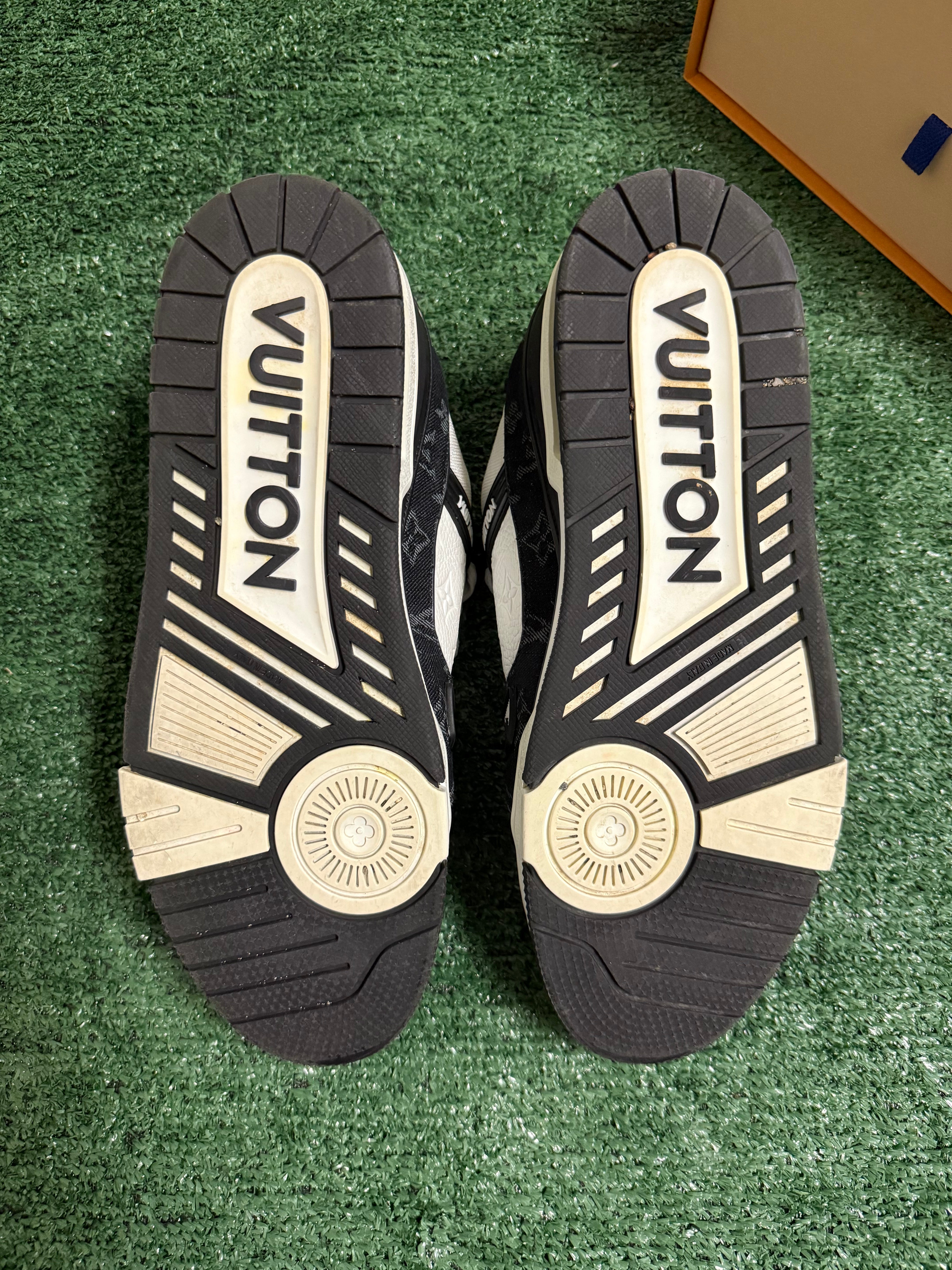 Louis Vuitton Trainer Black & White
